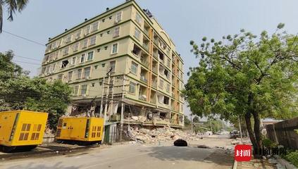 探訪曼德勒市4大坍塌點(diǎn) 大設(shè)備破拆廢墟找尋遇難者，幸存者現(xiàn)場8小時(shí)等哥哥遺體